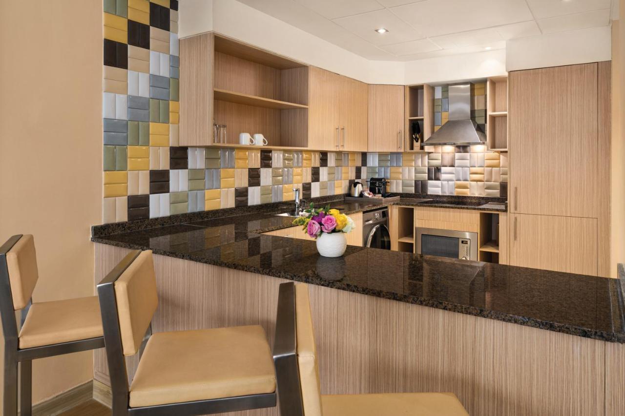Готель Wyndham Doha West Bay Екстер'єр фото A kitchen in a typical apartment