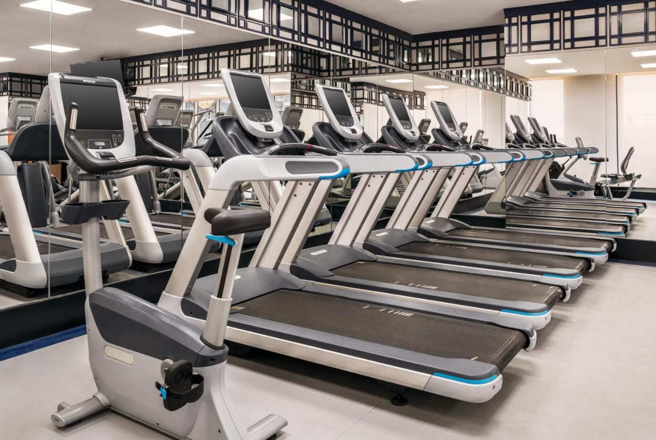 Готель Wyndham Doha West Bay Екстер'єр фото A row of treadmills