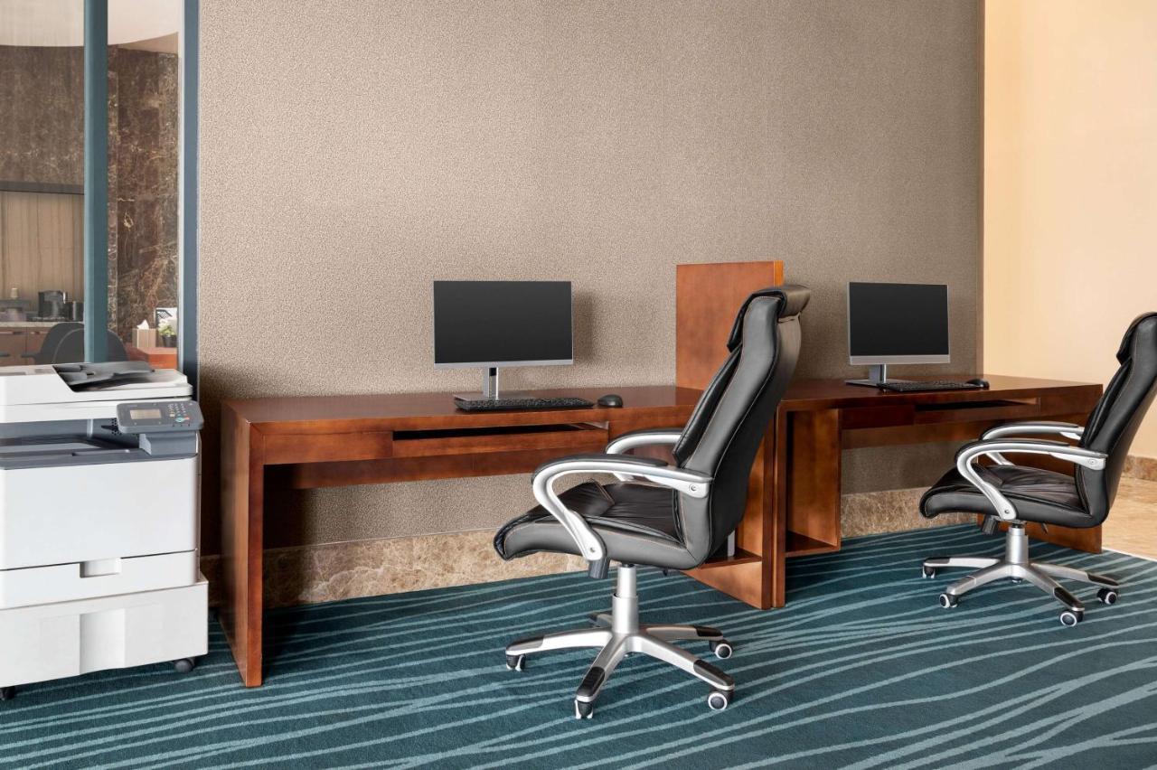 Готель Wyndham Doha West Bay Екстер'єр фото Business center